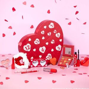 NWT 73$ Heart-Shaped Makeup Gift Set